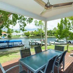 https://noosa-entrance-waterfront-resort.hotelssunshinecoast.net