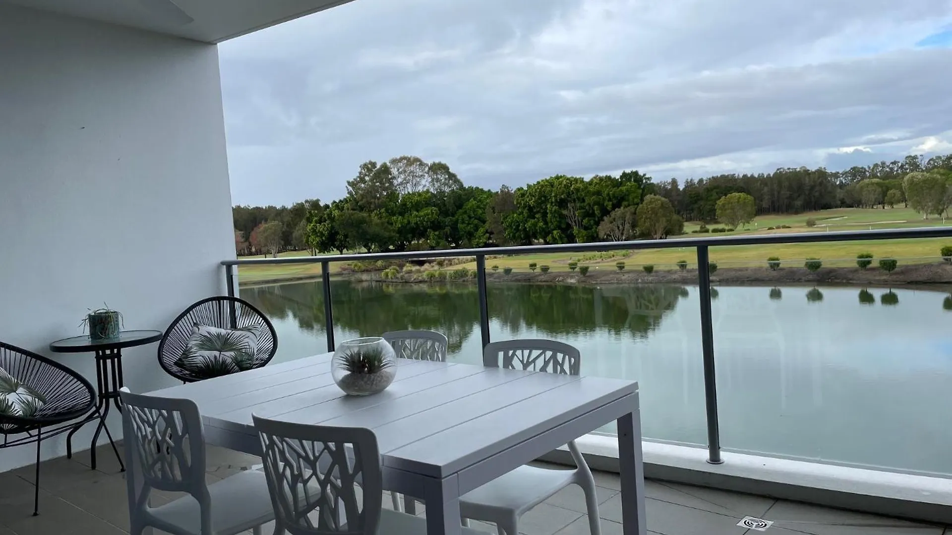 Aparthotel Signature Waterfront Apartments Gold Coast
