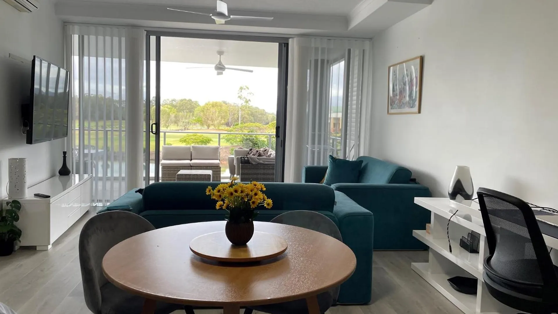 Signature Waterfront Apartments Gold Coast 4*,  Australia
